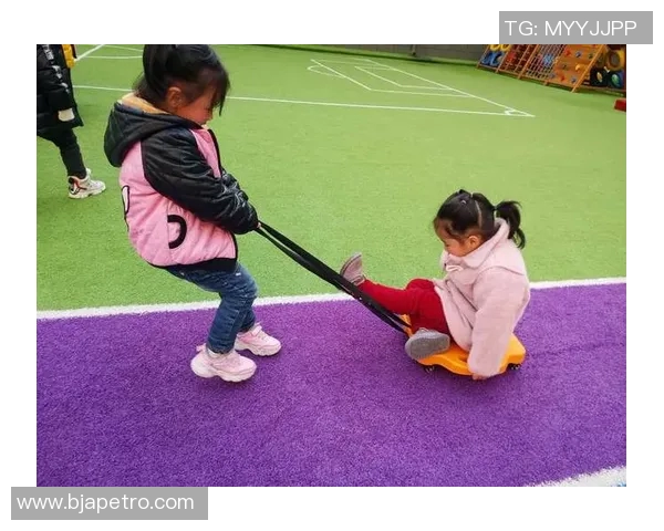 两小孩挑战足球明星的趣味视频引发热议与欢笑 两小孩挑战足球明星的趣味视频引发热议与欢笑